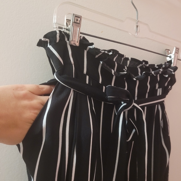 Forever 21, never worn, pants with pockets. Comfy, business cas, or dress em up. - Picture 3 of 6